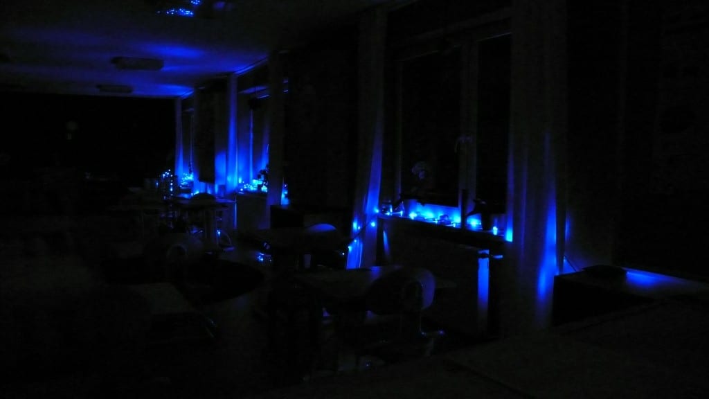 Rozsvícený interiér ZŠ Sofie v noci z 1. na 2. dubna 2013